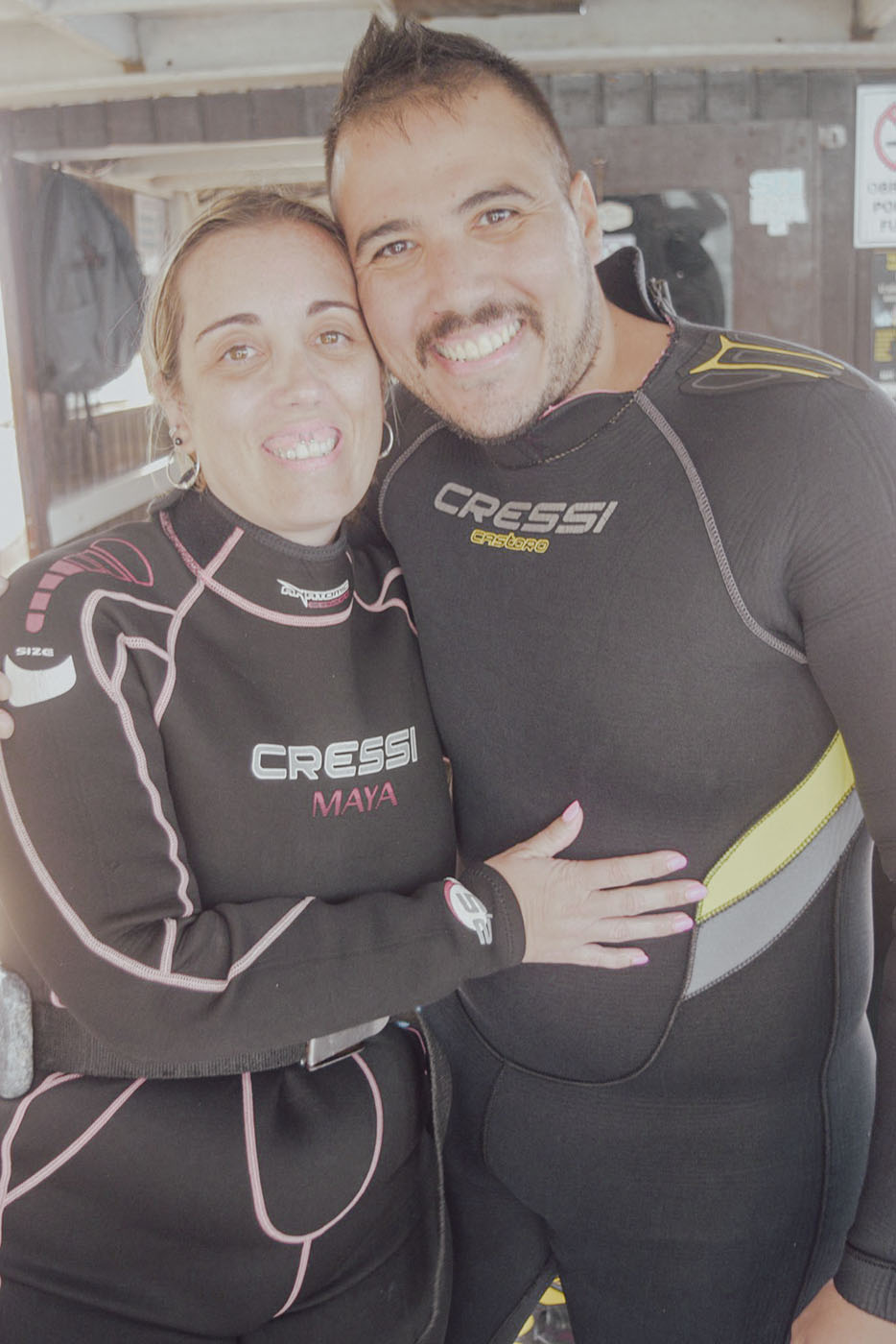 Hugo y Celia sonriendo juntos con trajes de buceo