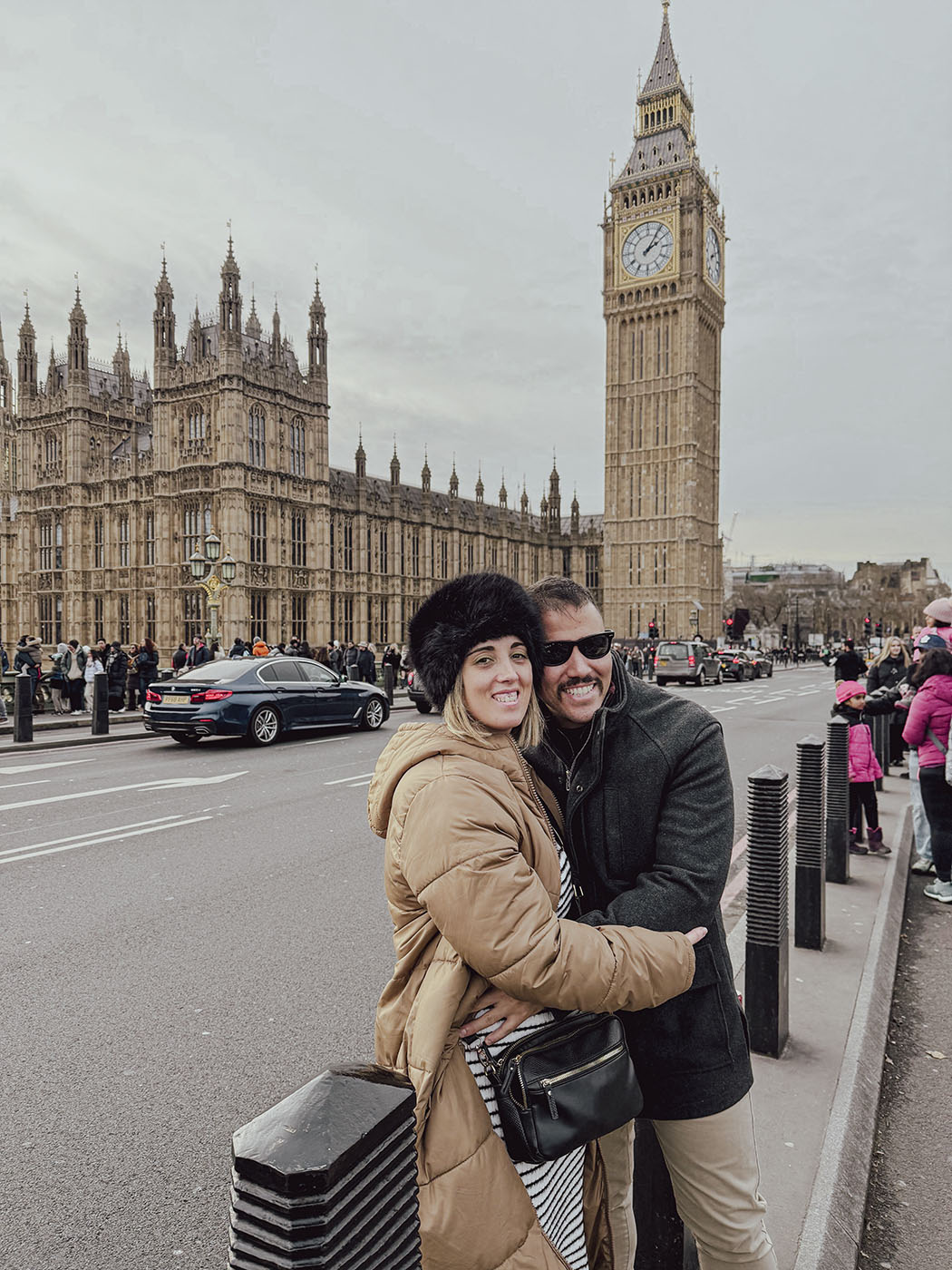 Hugo y Celia abrazados junto al Parlamento de Londres