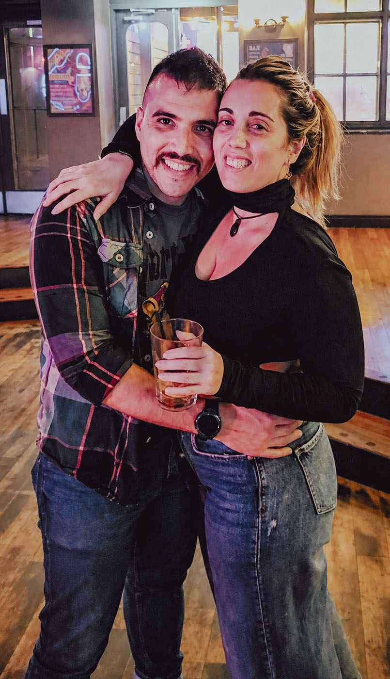 Hugo y Celia abrazados en un bar
