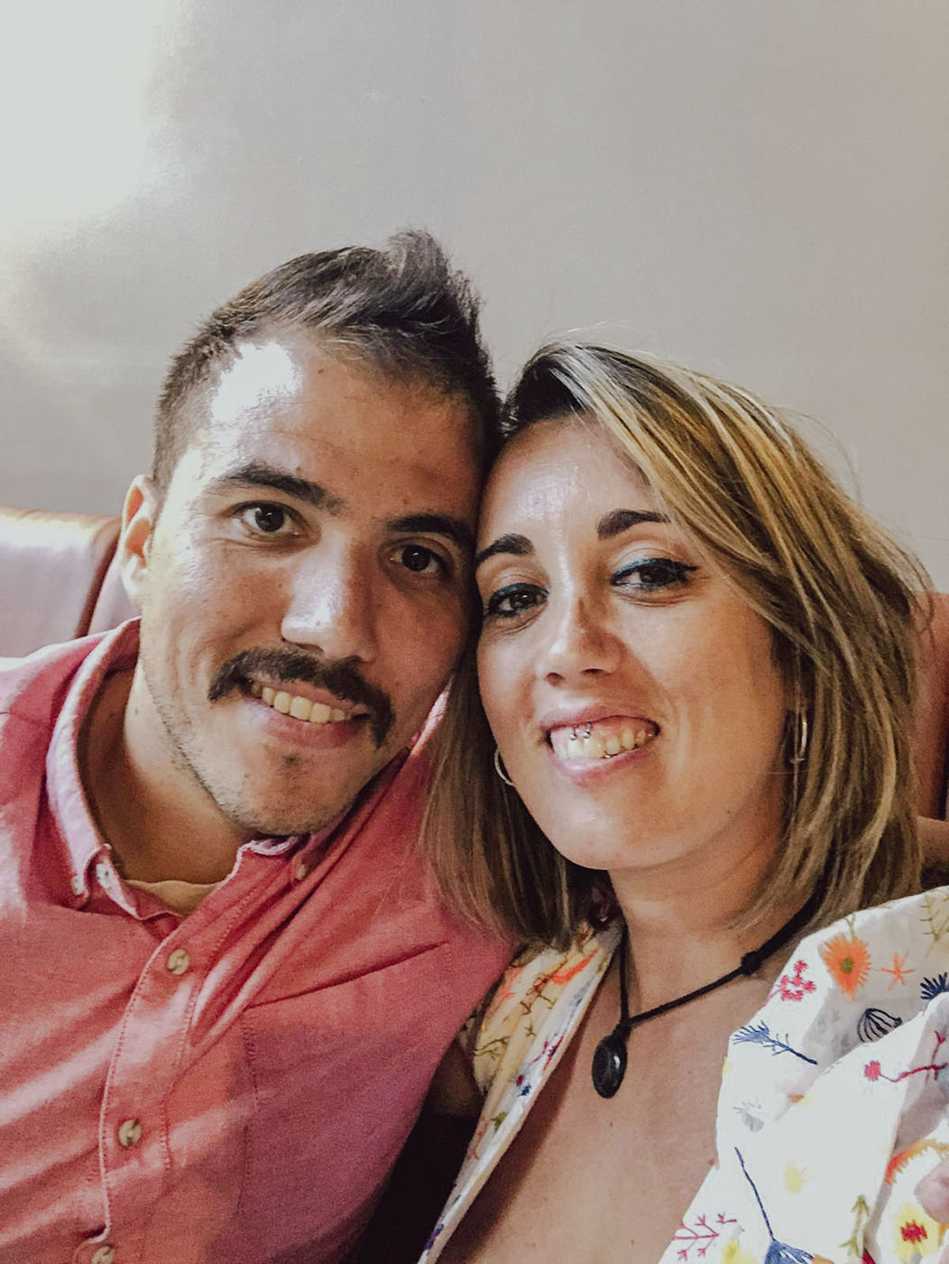Primer plano de Hugo y Celia sonriendo juntos