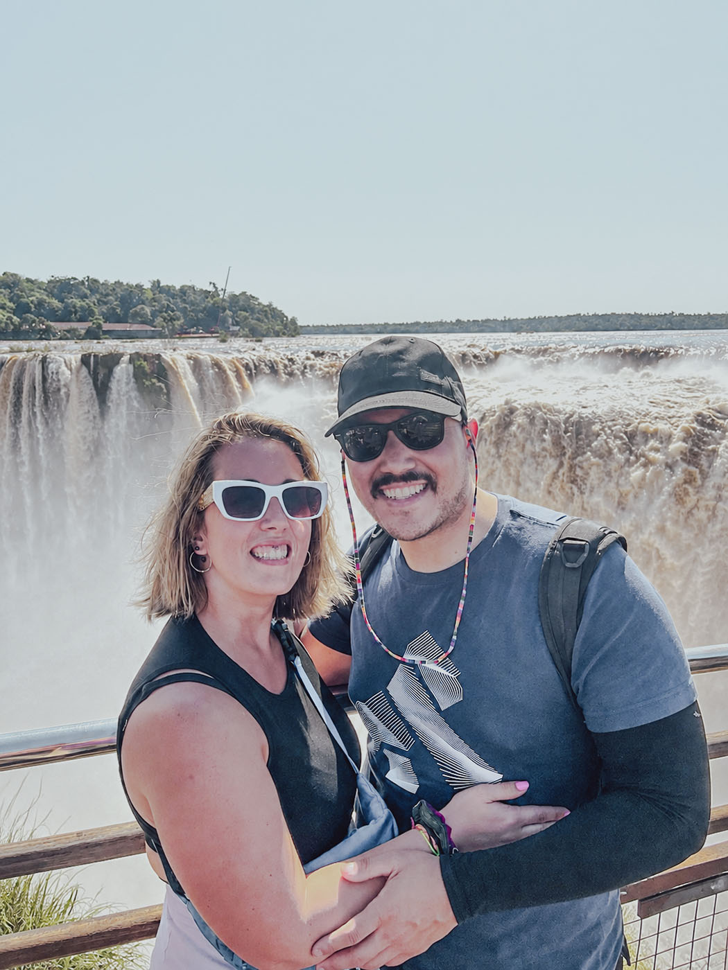 Hugo y Celia sonriendo frente a una gran cascada